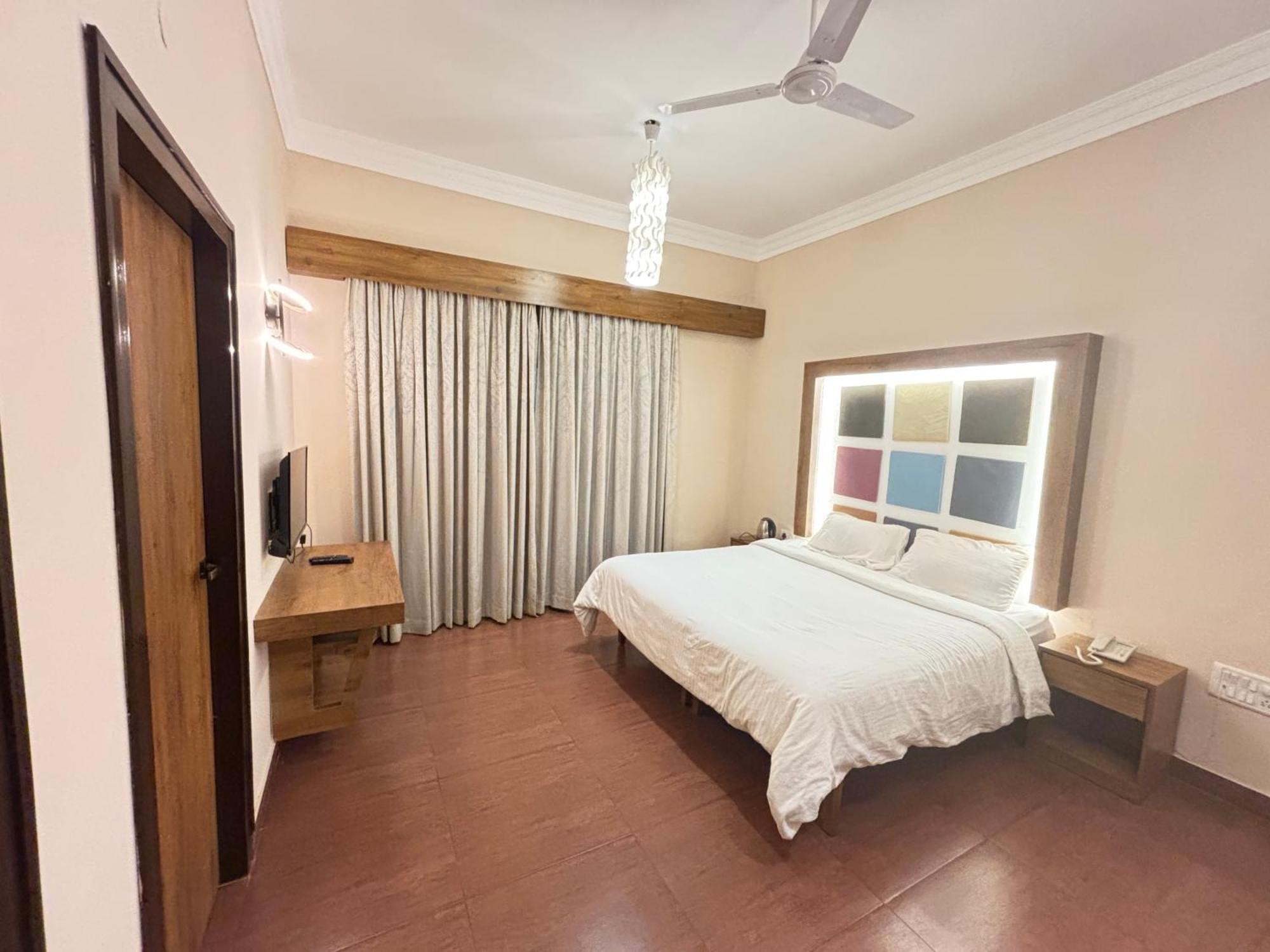 Zeenath Taj Gardens सहारा 3*